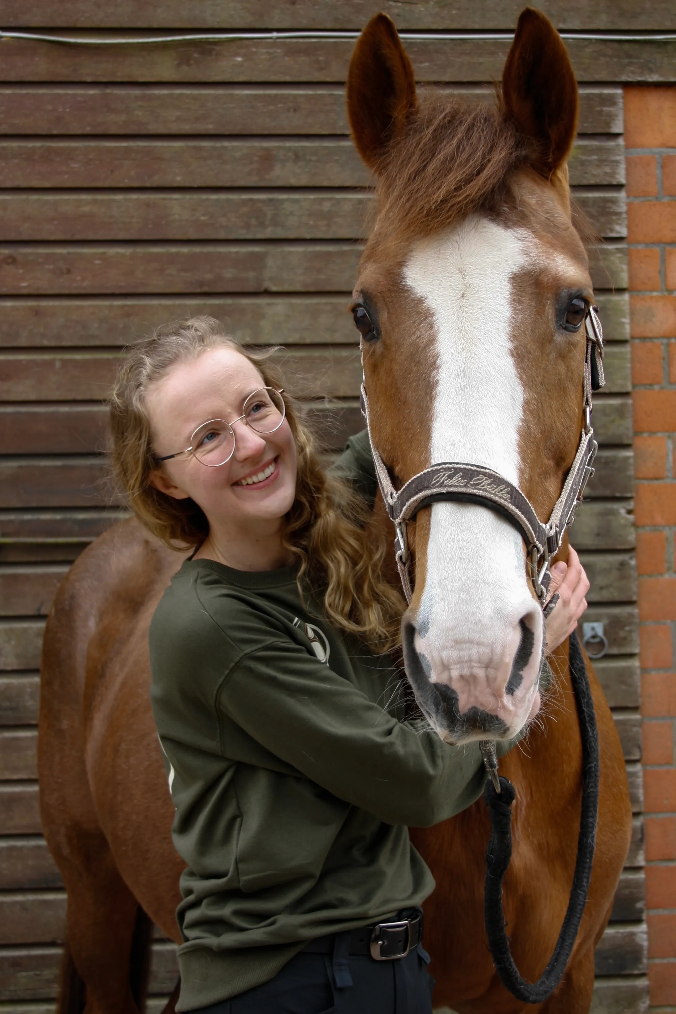 Portrait von Pferdeosteopathin Emily Schulze mit Pferd
